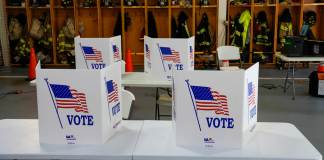 Urnas en un centro de votación, el martes 23 de abril de 2024, en Newtown, Pensilvania. (AP Foto/Matt Rourke)