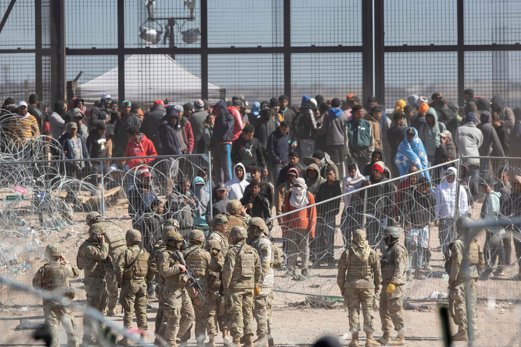 La Guardia Nacional de Texas observa a los inmigrantes en el Río Grande en El Paso, Texas. (Omar Ornelas/El Paso Times vía AP, Archivo)