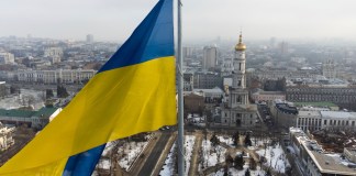 Una bandera ucraniana ondea en el centro (AP Foto/Mstyslav Chernov, Archivo)