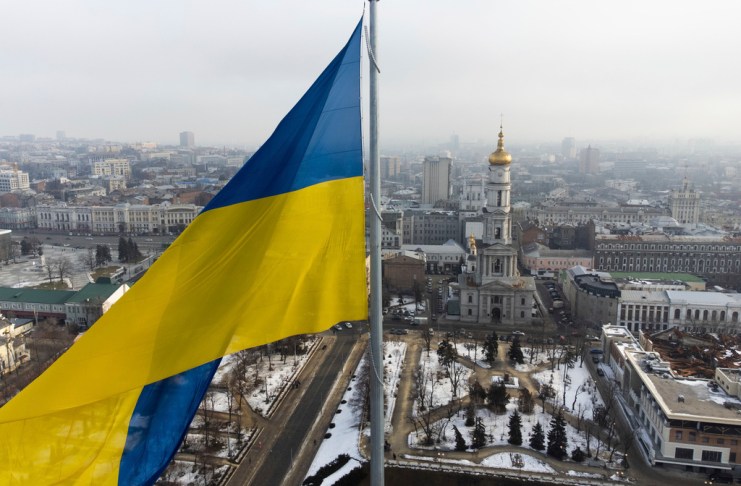 Una bandera ucraniana ondea en el centro (AP Foto/Mstyslav Chernov, Archivo)
