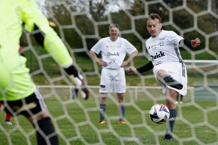 El presidente francés, Emmanuel Macron, marca un penal mientras participa en el partido de fútbol benéfico del Varietes Club en beneficio de los niños hospitalizados, en el estadio Bernard Giroux en Plaisir, en las afueras de París, el miércoles 24 de abril de 2024. (Benoit Tessier/Pool vía AP)