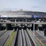 La terminal 1 del aeropuerto Charles de Gaulle, al norte de París, exhibe los anillos olímpicos, el martes 23 de abril de 2024. Foto: Thibault Camus-AP/La Hora