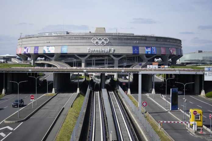 La terminal 1 del aeropuerto Charles de Gaulle, al norte de París, exhibe los anillos olímpicos, el martes 23 de abril de 2024. Foto: Thibault Camus-AP/La Hora