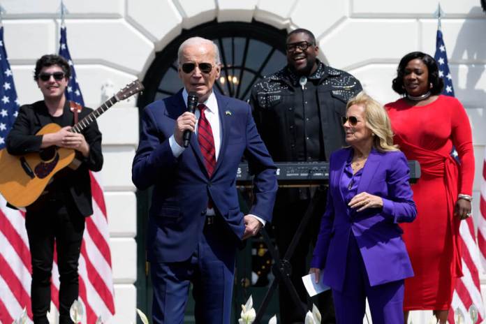 La primera dama Jill Biden y el presidente Joe Biden durante un evento en el jardín sur de la Casa Blanca