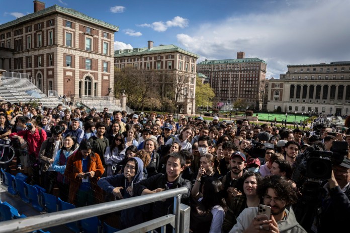 Estudiantes protestan en un campamento colocado en el campus del Instituto Tecnológico de Massachusetts (MIT por sus siglas en inglés), el martes 23 de abril de 2024, en Cambridge, Massachusetts. (AP Foto/Charles Krupa)