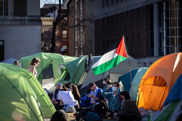 Personas en un campamento de protesta propalestino en la Universidad Columbia, el miércoles 24 de abril de 2024, en Nueva York. (AP Foto/Stefan Jeremiah)