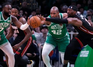 El pívot de los Miami Heat, Bam Adebayo, derecha, lucha por el balón contra el pívot de los Boston Celtics,24 de abril de 2024, en Boston. (Foto AP/Charles Krupa)