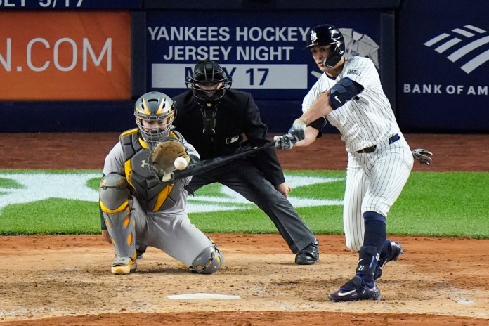Giancarlo Stanton, de los Yankees de Nueva York, conecta un sencillo durante la séptima entrada de un juego de béisbol, el miércoles 24 de abril de 2024, en Nueva York. (Foto AP/Frank Franklin II)