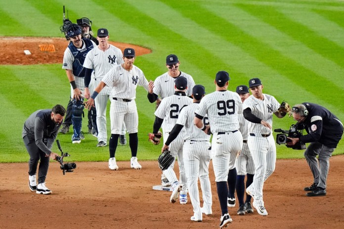 Aaron Judge (99) de los Yankees de Nueva York celebra con sus compañeros de equipo después de un partido de béisbol contra los Atléticos de Oakland el miércoles 24 de abril de 2024 en Nueva York. (Foto AP/Frank Franklin II)