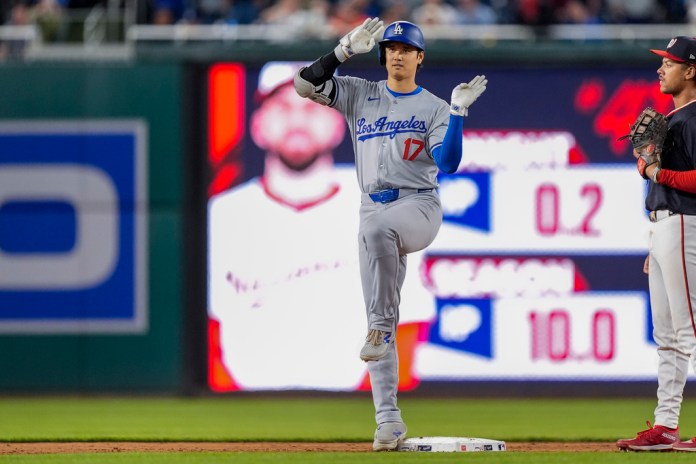 El bateador designado de los Dodgers de Los Ángeles, Shohei Ohtani, celebra su doble Los Dodgers ganaron 11-2. (Foto AP/Alex Brandon)