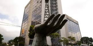 Una escultura de una mano sosteniendo un pozo de petróleo junto a la petrolera estatal Petróleos de Venezuela SA El Aissami por presuntas acusaciones de corrupción, un año después de su renuncia como ministro de Petróleo. (AP Foto/Ricardo Mazalan, Archivo)