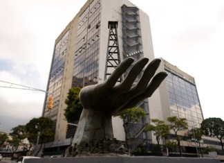 Una escultura de una mano sosteniendo un pozo de petróleo junto a la petrolera estatal Petróleos de Venezuela SA El Aissami por presuntas acusaciones de corrupción, un año después de su renuncia como ministro de Petróleo. (AP Foto/Ricardo Mazalan, Archivo)
