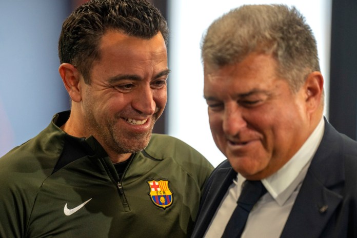 El entrenador del Barcelona, ​​Xavi Hernández, sonríe junto al presidente del Barcelona, ​​Joan Laporta, durante una conferencia de prensa en Barcelona, ​​España, el jueves 25 de abril de 2024. Después de todo, el entrenador Xavi Hernández permanecerá en el Barcelona un año más. Ha acordado con el club terminar su contrato hasta 2025 después de haber decidido marcharse al final de la temporada. (Foto AP/Emilio Morenatti)