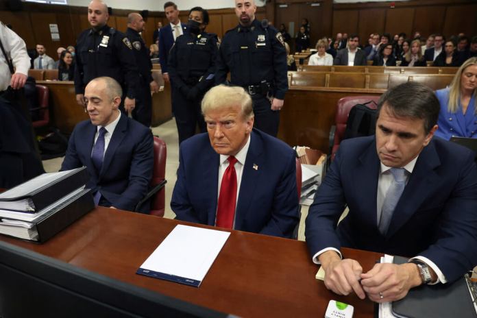 El expresidente Donald Trump aparece en un tribunal penal de Manhattan antes de su juicio en Nueva York, el jueves 25 de abril de 2024. (Spencer Platt/Pool Photo vía AP)