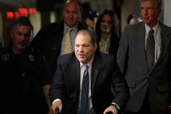 Harvey Weinstein llega a un tribunal de Manhattan para las deliberaciones del jurado en su juicio por violación, (Foto AP/Seth Wenig, archivo)