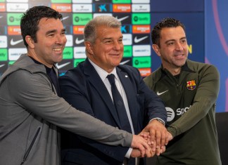 El técnico del Barcelona Xavi Hernández (derecha), el presidente Joan Laporta (centro) y el director deportivo Deco durante una rueda de prensa, el jueves 25 de abril de 2024. (AP Foto/Emilio Morenatti)