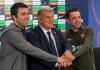 El técnico del Barcelona Xavi Hernández (derecha), el presidente Joan Laporta (centro) y el director deportivo Deco durante una rueda de prensa, el jueves 25 de abril de 2024. (AP Foto/Emilio Morenatti)