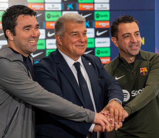 El técnico del Barcelona Xavi Hernández (derecha), el presidente Joan Laporta (centro) y el director deportivo Deco durante una rueda de prensa, el jueves 25 de abril de 2024. (AP Foto/Emilio Morenatti)