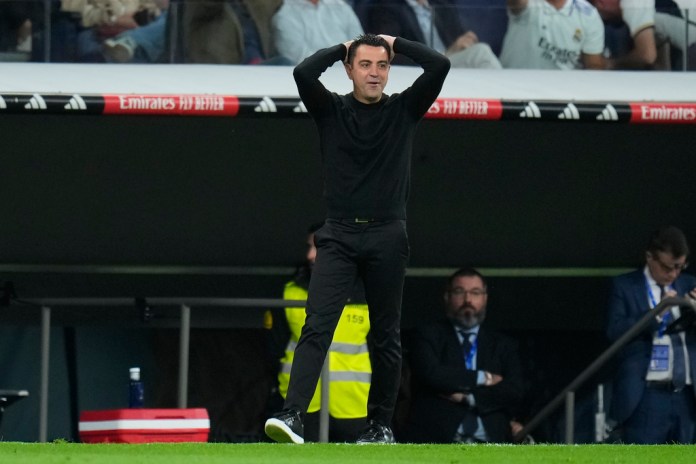 El técnico del Barcelona Xavi Hernández durante al partido contra el Real Madrid en la Liga española, el domingo 21 de abril de 2024. (AP Foto/Manu Fernández)