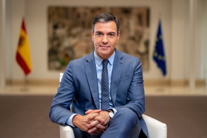 El presidente de gobierno español Pedro Sánchez en el Palacio de la Moncloa en Madrid el 27 de junio de 2022. (Foto AP/Bernat Armangue)