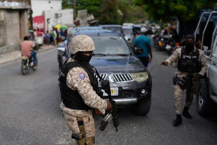 Un grupo de soldados se despliega fuera de la oficina del primer ministro en Puerto Príncipe, Haití. (AP Foto/Ramon Espinosa)