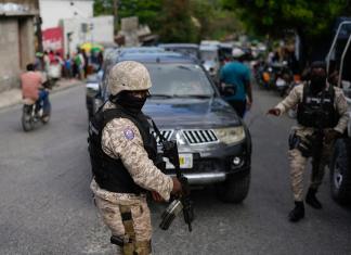 Un grupo de soldados se despliega fuera de la oficina del primer ministro en Puerto Príncipe, Haití. (AP Foto/Ramon Espinosa)