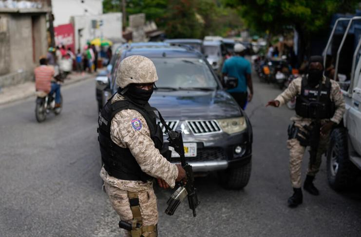 Un grupo de soldados se despliega fuera de la oficina del primer ministro en Puerto Príncipe, Haití. (AP Foto/Ramon Espinosa)