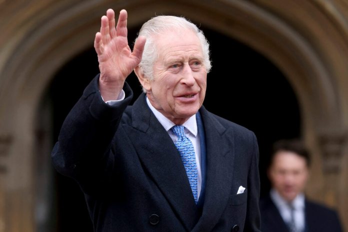 El rey Carlos III de Inglaterra saluda al salir después de asistir a la misa de Maitines de Pascua. Foto: (Hollie Adams/Pool Foto via AP, archivo)