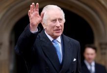 El rey Carlos III de Inglaterra saluda al salir después de asistir a la misa de Maitines de Pascua. Foto: (Hollie Adams/Pool Foto via AP, archivo)