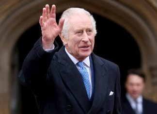 El rey Carlos III de Inglaterra saluda al salir después de asistir a la misa de Maitines de Pascua. Foto: (Hollie Adams/Pool Foto via AP, archivo)