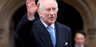 El rey Carlos III de Inglaterra saluda al salir después de asistir a la misa de Maitines de Pascua. Foto: (Hollie Adams/Pool Foto via AP, archivo)