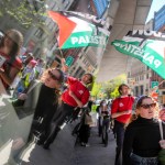 Estudiantes de la universidad New School y partidarios de los palestinos se concentran frente al edificio universitario en Nueva York, 22 de abril de 2024. (AP PFoto/Mary Altaffer)