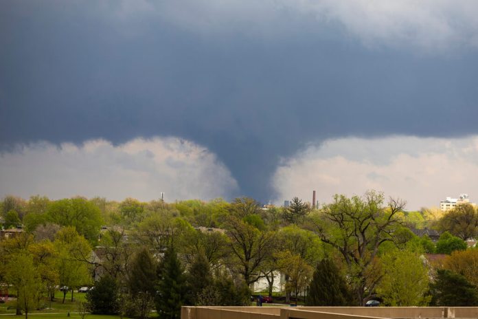 Un tornado aterriza el viernes 26 de abril de 2024 en Lincoln, Nebraska (Kenneth Ferriera/Lincoln Journal Star vía AP)