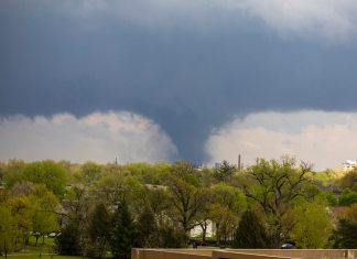 Un tornado aterriza el viernes 26 de abril de 2024 en Lincoln, Nebraska (Kenneth Ferriera/Lincoln Journal Star vía AP)