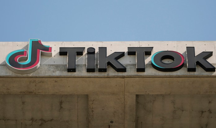 Un letrero de TikTok se muestra en su edificio en Culver City, California. (Foto AP/Damian Dovarganes, Archivo)