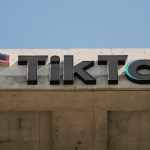 Un letrero de TikTok se muestra en su edificio en Culver City, California. (Foto AP/Damian Dovarganes, Archivo)