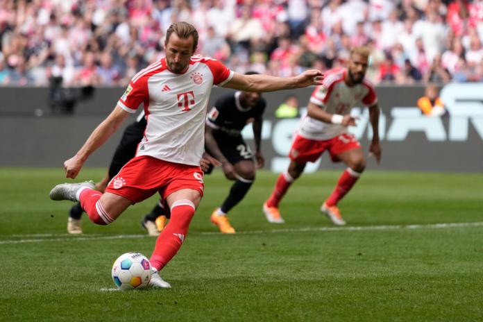 Harry Kane del Bayern anota el segundo gol durante el partido de fútbol de la Bundesliga. (Foto AP/Matthias Schrader)