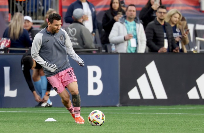 El delantero del Inter Miami Lionel Messi (10) calienta antes de un partido de fútbol de la MLS contra el New England Revolution, el sábado 27 de abril de 2024, en Foxborough, Massachusetts (AP Photo/Mark Stockwell)