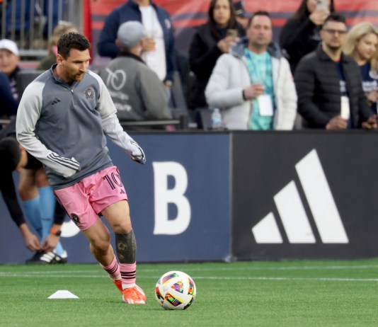 El delantero del Inter Miami Lionel Messi (10) calienta antes de un partido de fútbol de la MLS contra el New England Revolution, el sábado 27 de abril de 2024, en Foxborough, Massachusetts (AP Photo/Mark Stockwell)
