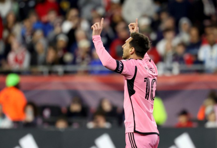 El delantero argentino del Inter Miami Lionel Messi reacciona tras anotar en la primera mitad del juego ante el Revolution de Nueva Inglaterra el sábado 27 de abril del 2024. (AP Foto/Mark Stockwell)