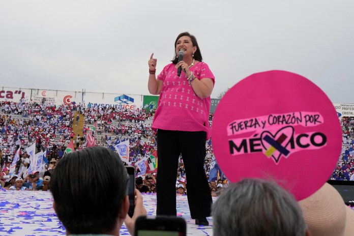 ARCHIVO - La candidata opositora presidencial Xóchitl Gálvez habla ante sus simpatizantes en acto de apertura de su campaña en Irapuato, México, el 1 de marzo de 2024. Con la atención puesta en asuntos prioritarios para los mexicanos como son la inflación, empleo y el combate a la pobreza, los tres aspirantes presidenciales se verán nuevamente las caras el domingo en un segundo debate que se da a 35 días de los comicios generales. (AP Foto/Fernando Llano, archivo)