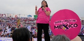 ARCHIVO - La candidata opositora presidencial Xóchitl Gálvez habla ante sus simpatizantes en acto de apertura de su campaña en Irapuato, México, el 1 de marzo de 2024. Con la atención puesta en asuntos prioritarios para los mexicanos como son la inflación, empleo y el combate a la pobreza, los tres aspirantes presidenciales se verán nuevamente las caras el domingo en un segundo debate que se da a 35 días de los comicios generales. (AP Foto/Fernando Llano, archivo)