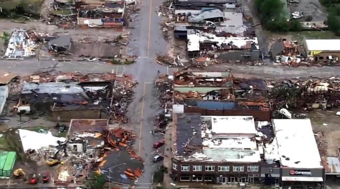 Daños causados por un tornado en Sulphur, Oklahoma. (KOCO vía AP)