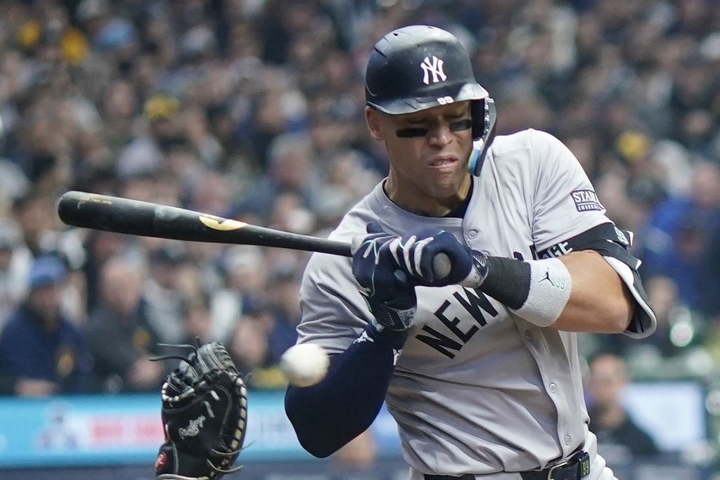 Aaron Judge, de los Yankees de Nueva York, es golpeado por un lanzamiento durante la sexta entrada de un juego de béisbol contra los Cerveceros de Milwaukee el domingo 28 de abril de 2024 en Milwaukee. (Foto AP/Morry Gash)