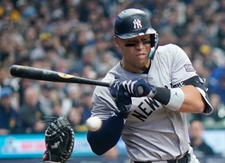 Aaron Judge, de los Yankees de Nueva York, es golpeado por un lanzamiento durante la sexta entrada de un juego de béisbol contra los Cerveceros de Milwaukee el domingo 28 de abril de 2024 en Milwaukee. (Foto AP/Morry Gash)