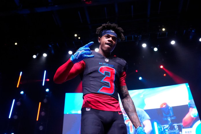 El receptor abierto de los Houston Texans, Tank Dell, usa un nuevo uniforme durante una fiesta de lanzamiento de uniformes de fútbol americano de la NFL el martes 23 de abril de 2024, en Houston. Dell recibió un disparo en Florida y sufrió una herida menor, de acuerdo a la información del equipo en redes sociales.(AP Foto/David J. Phillip)