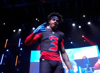 El receptor abierto de los Houston Texans, Tank Dell, usa un nuevo uniforme durante una fiesta de lanzamiento de uniformes de fútbol americano de la NFL el martes 23 de abril de 2024, en Houston. Dell recibió un disparo en Florida y sufrió una herida menor, de acuerdo a la información del equipo en redes sociales.(AP Foto/David J. Phillip)