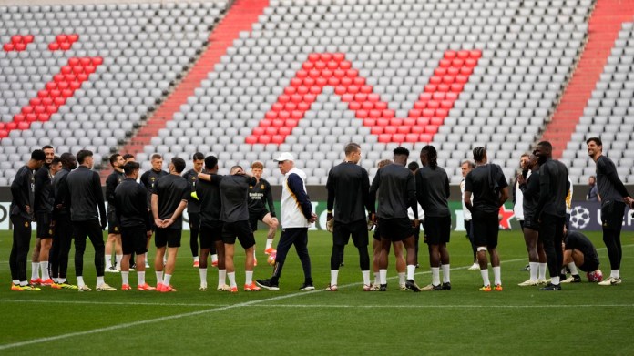 El entrenador del Real Madrid, Carlo Ancelotti, en el centro, está rodeado por sus jugadores antes de una sesión de entrenamiento en Munich, Alemania, el lunes 29 de abril de 2024, antes del partido de ida de la semifinal de la Liga de Campeones entre el FC Bayern Munich y el Real Madrid. (Foto AP/Matthias Schrader)