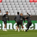 Desde la izquierda, Jude Bellingham, Rodrygo, Vinicius Junior, Luka Modric, Antonio Rudiger y Ferland Mendy del Real Madrid asisten a una sesión de entrenamiento en Munich (Foto AP/Matthias Schrader)