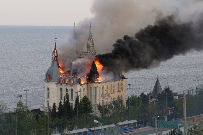Un edificio de la Academia de Derecho de Odessa está en llamas después de un ataque con misiles rusos en Odessa, Ucrania, el lunes 29 de abril de 2024. (Foto AP/Victor Sajenko)